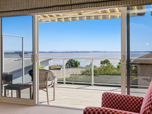 Stylish Living with Stunning Harbour Views