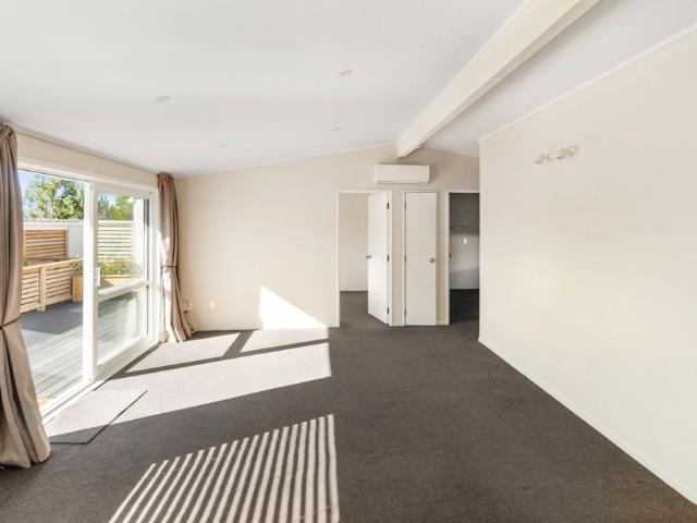 Stylish renovated 2 beroom home in prime Papatoetoe location!