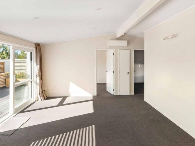 Stylish renovated 2 beroom home in prime Papatoetoe location!