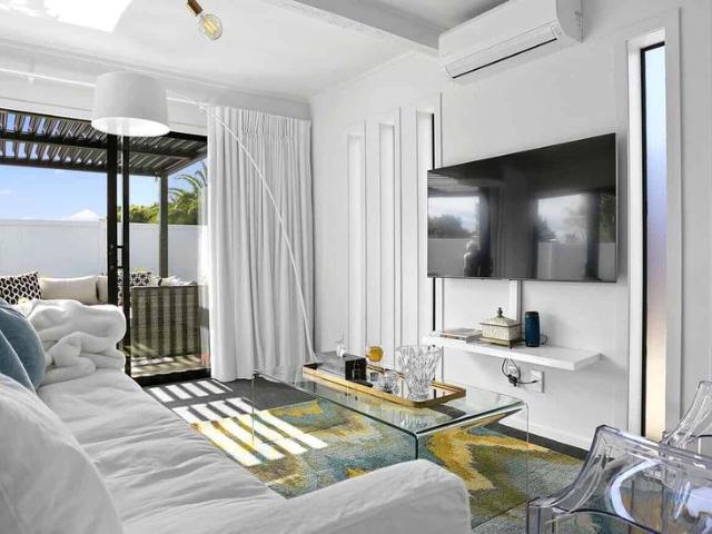 Stylish Renovated Cambridge East Unit