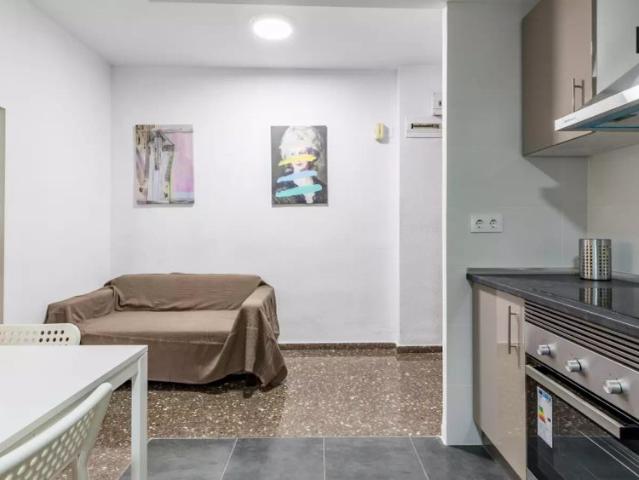Stylish room for rent in 4 bedroom apartment in Algirós