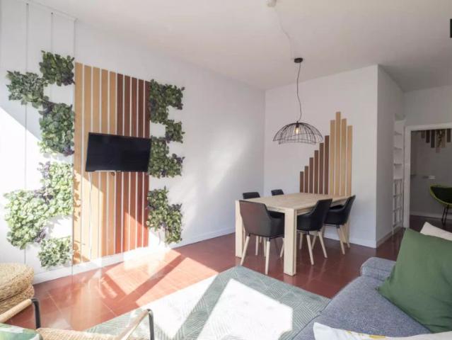 Stylish room for rent in 4 bedroom apartment in Gracia