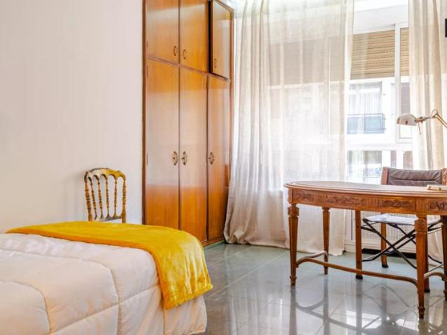 Stylish room for rent in 5 bedroom apartment in Ciutat Vella