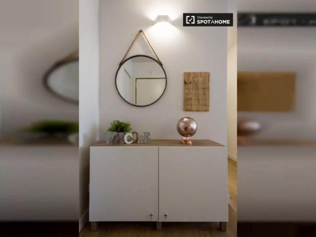 Stylish room for rent in 5 bedroom apartment in La Dreta de l'Eixample
