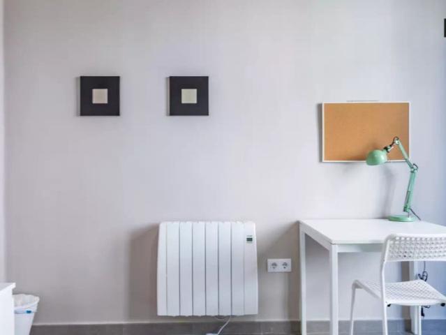 Stylish room for rent in 5 bedroom apartment in L'Eixample