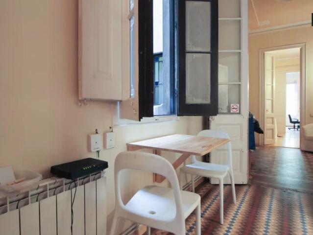Stylish room for rent in 6 bedroom apartment, L’Esquerra