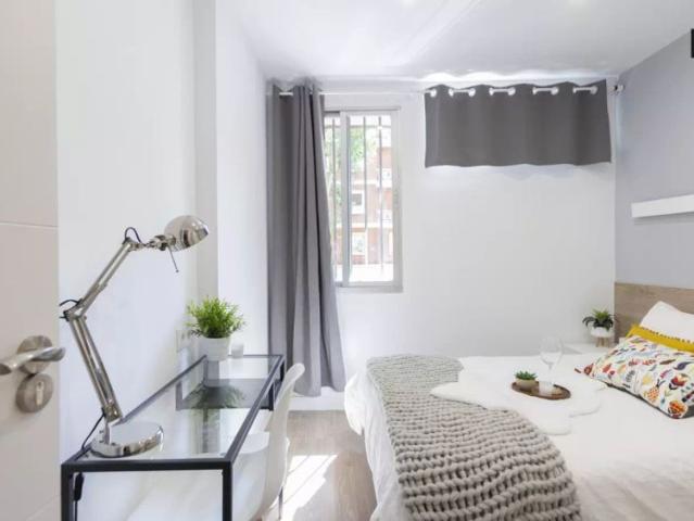 Stylish room for rent in 8 bedroom apartment in Delicias