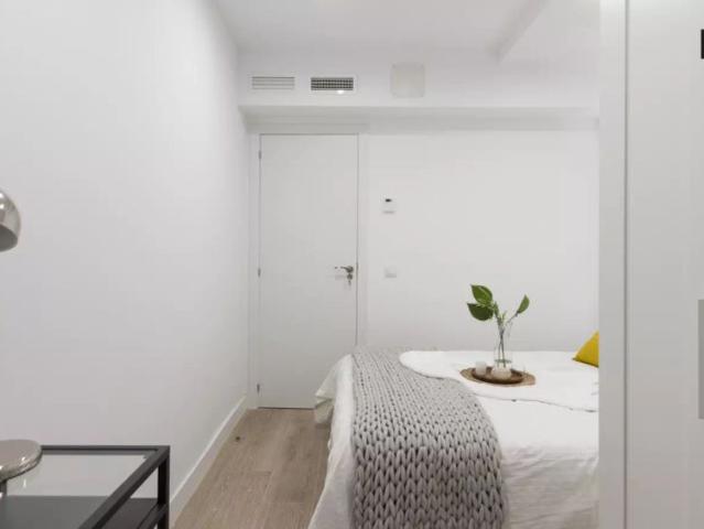 Stylish room for rent in 8 bedroom apartment in Delicias
