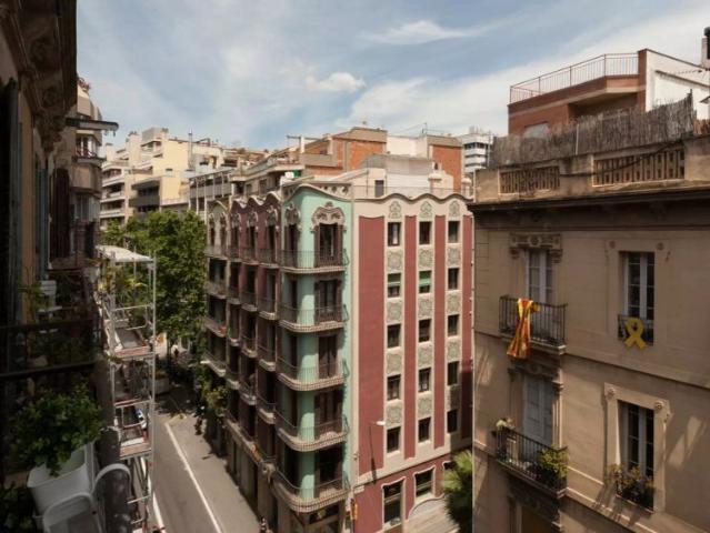 Stylish room for rent in 9 bedroom apartment in Gracia
