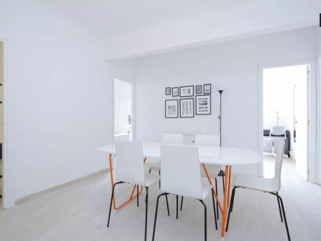 Stylish room in 7 bedroom apartment, Horta Guinardó
