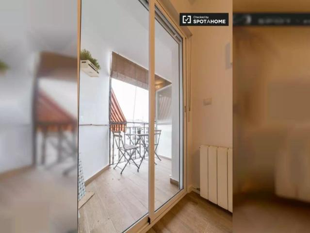 Stylish room in 5 bedroom apartment in L'Eixample