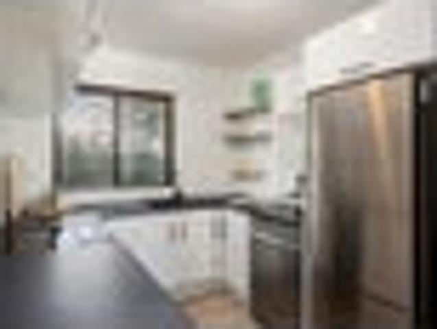Stylish, Sun Filled & Exceptionally Convenient