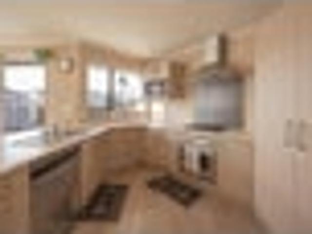 Stylish, sun filled living in Kelvin Grove