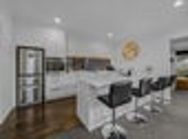 Stylish, sunny & superbly located