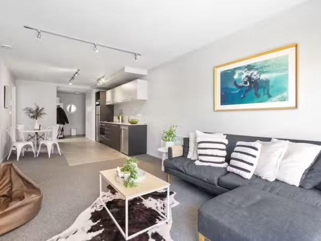 Stylish & Solid 3 Bedroom Apartment in Mount Cook First Nati.