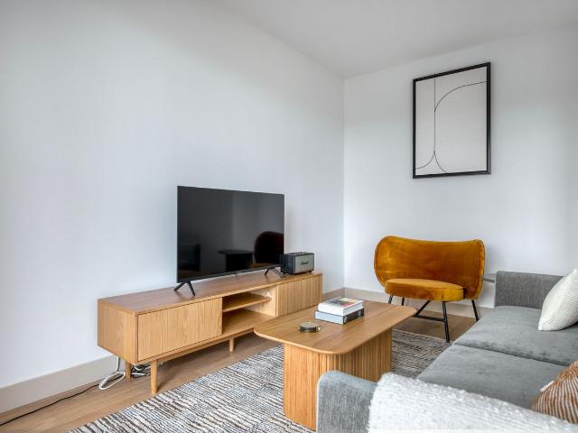 Stylish Two Bedroom Retreat in Saint Ambroise, Paris Amsterdam Apartments for Rent