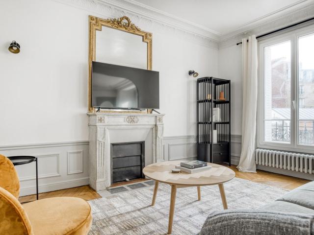 Stylish Two Bedroom Retreat in Petit Montrouge