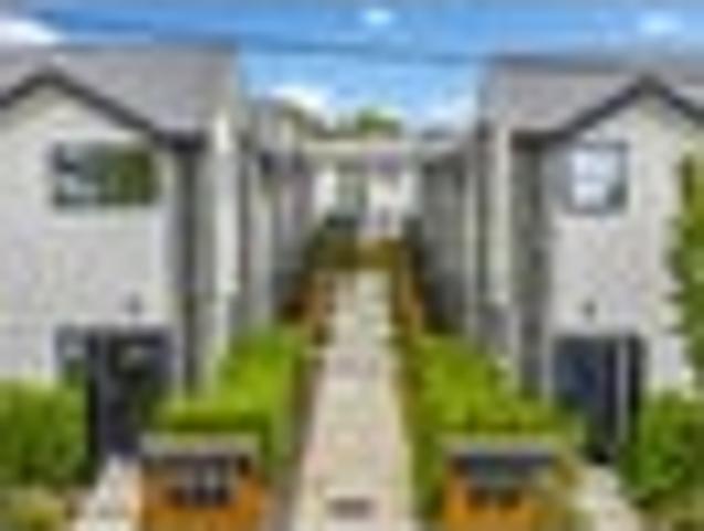 Stylish Two Bedroom Townhouse with Sunny Courtyard