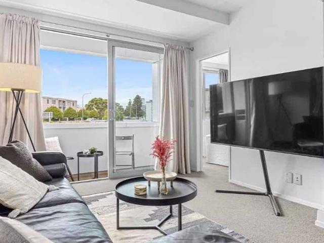 Stylish Takapuna Apartment with Pool Access