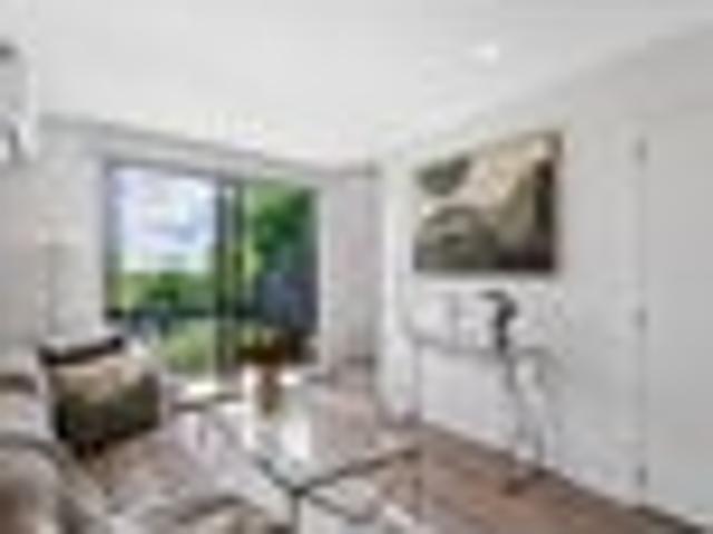 Stylish Townhouse in the Heart of Glenfield
