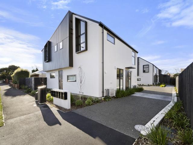 Stylish Townhouse in a Prime Location 2/134 Barrington Street, Somerfield