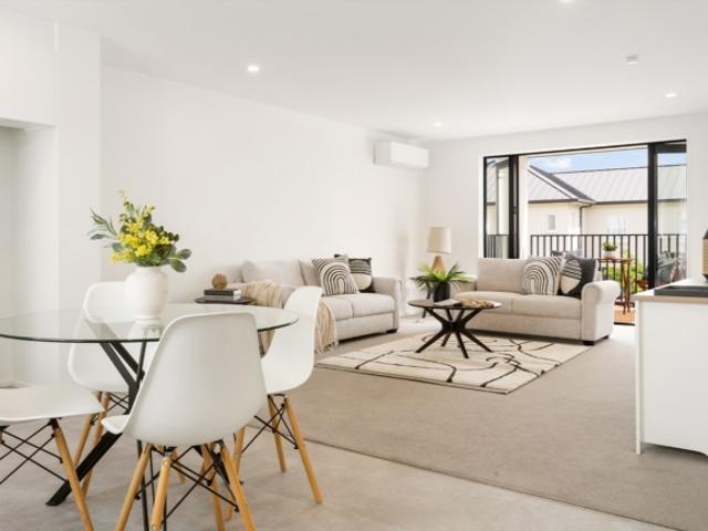Stylish Townhouse in Prime Location with Garage