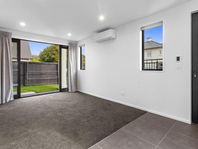 Stylish Townhouse in Prime Location with Parking Riccarton