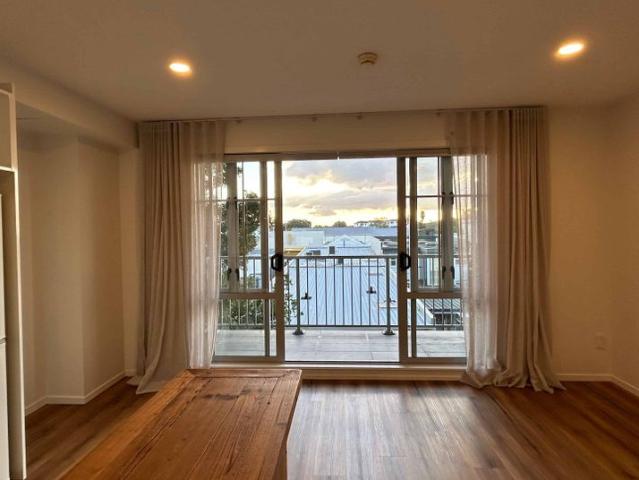 Stylish 1 Bedroom Apartment with Secure Parking