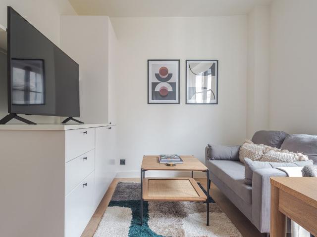 Stylish 1 BR Apartment in Paris Épinettes, Paris Amsterdam Apartments for Rent