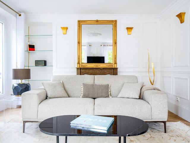 Stylish 1BR Apartment with Stunning City Views, Paris Amsterdam Apartments for Rent