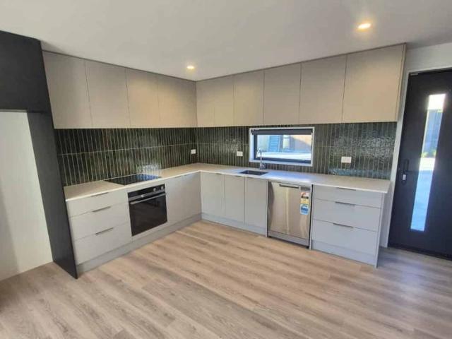 Stylish 2 Bedroom, 2 Bathroom Townhouse in Edgeware