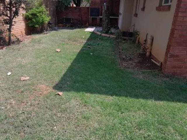 stylish 2 bedroom townhouse with sec.