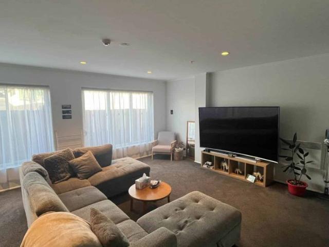 Stylish 2 Bedroom Apartment with Secure Parking