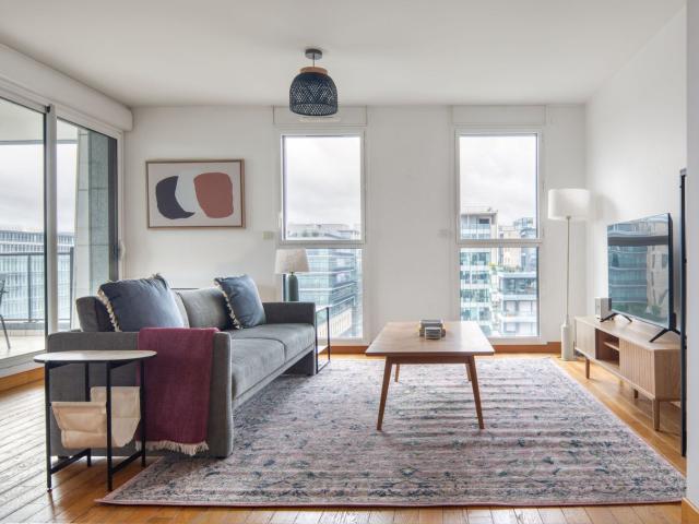Stylish 2BR Apartment with Stunning City Views