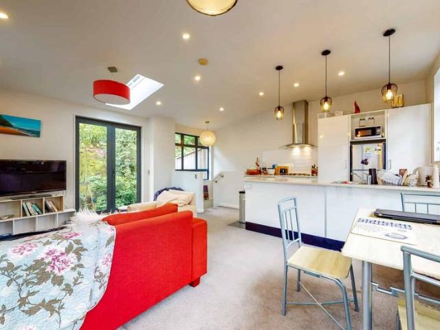 Stylish 3 Bedroom Townhouse in Sought After Kelburn