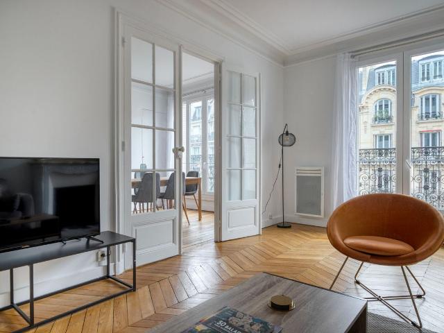 Stylish 3 Bedroom Dupleix with Balcony Views, Paris Amsterdam Apartments for Rent