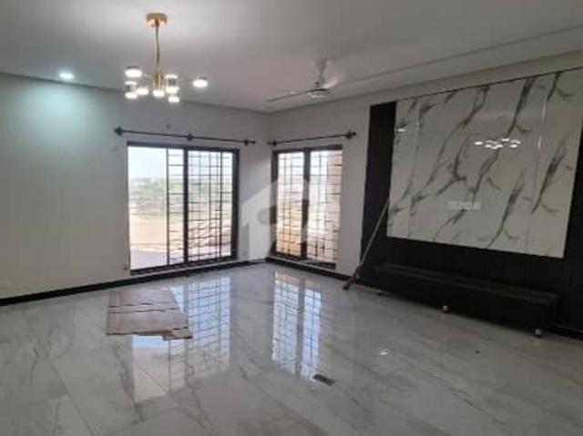 Stylish 3 Bedroom Flat With Tiled Floors & Sleek Design