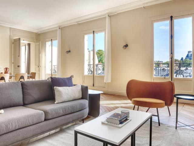 Stylish 3BR Apartment with Balcony in Paris, Paris Amsterdam Apartments for Rent