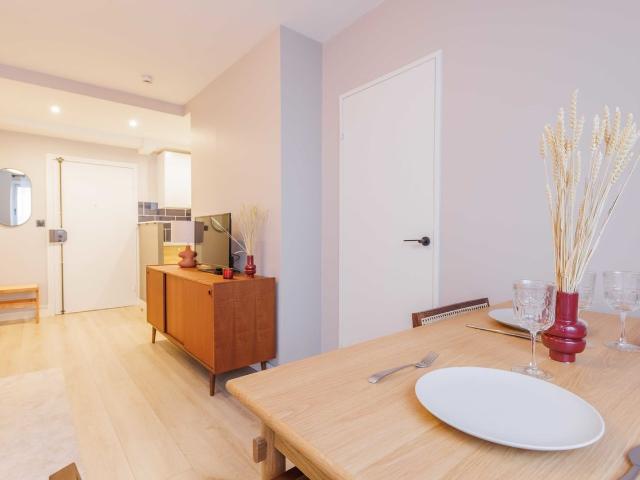 Stylish 47m² Retreat: Elevator Access, Two Bedrooms, and Modern Amenities, Paris Amsterdam Apartments for Rent