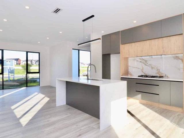 Stylish 4 Bedrooms Family Home in Karaka Village