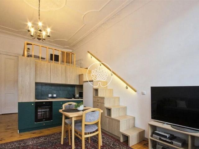Stylowa kawalerka 25 m² z antresolą, nowoczesna kamienica