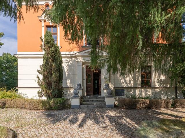 Stylowa zabytkowa willa na wynajem z ogrodem i garażem