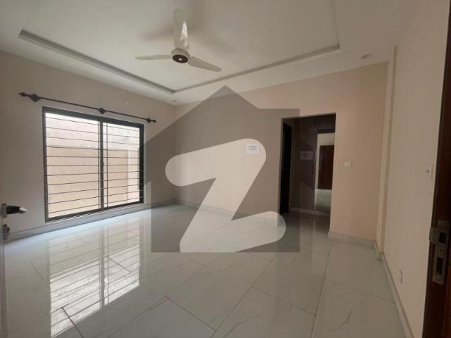 Su house 300 yards 5 bed askari 6 wide road 75 feet askari 6