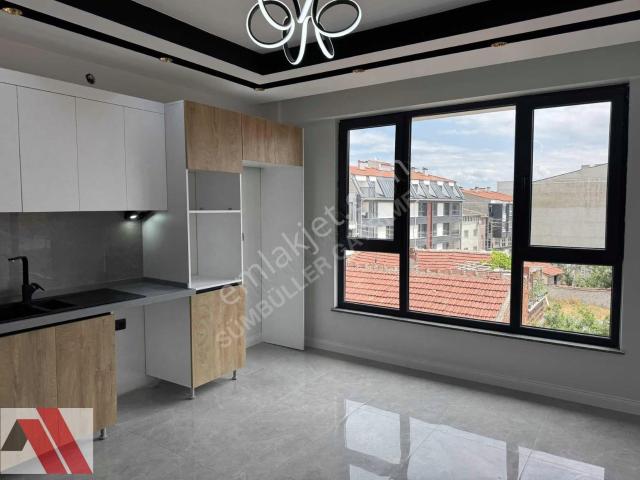 Sümbüller'den Esenli Dibinde E. Banyo Ö.garaj Arakat Köşe 3+1