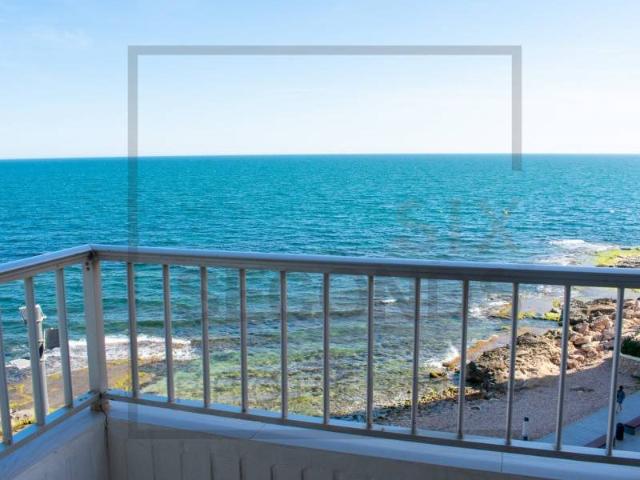 Sumérgete en un mundo de serenidad frente al mar en este apa. 93m² Torrevieja