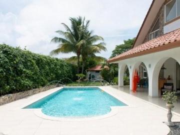 ¡Sumérgete en una Vida de Lujo en Punta Barco Village!