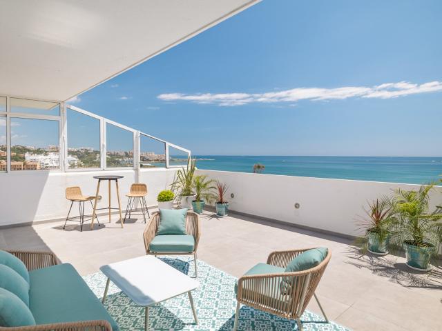 Sumérjase en el epítome de la vida costera con este extraord. 139m² Marbella