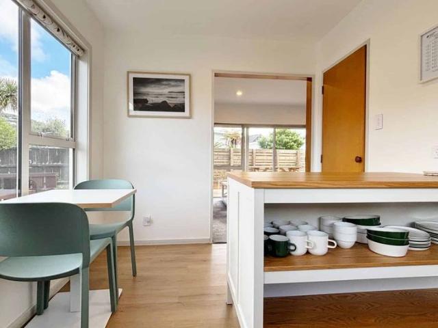 SUMNER 2 BEDROOMS, 1 BATHROOM, HEATPUMP, OFF STREET PARKING