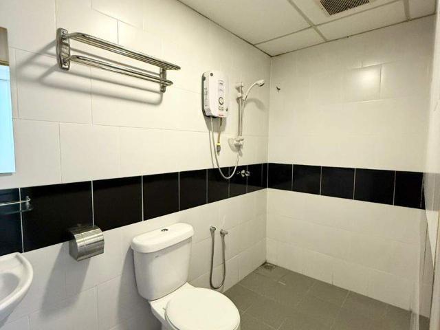 Sunway Middle room with private bathroom Sunway Mentari 5 mins walk to BRT Mentari