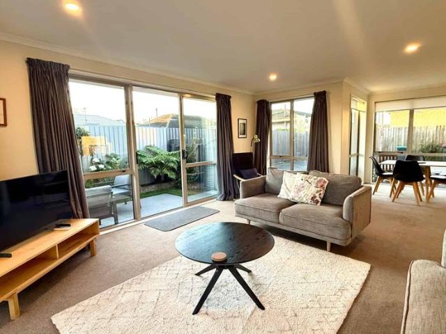 Sun drenched fully furnished 3 bedroom townhouse in quiet location!